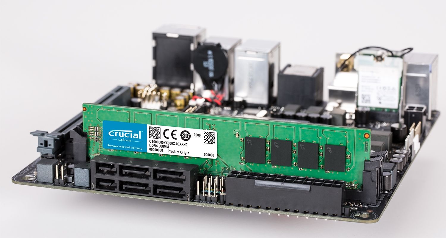 Un módulo de memoria Crucial y una motherboard.