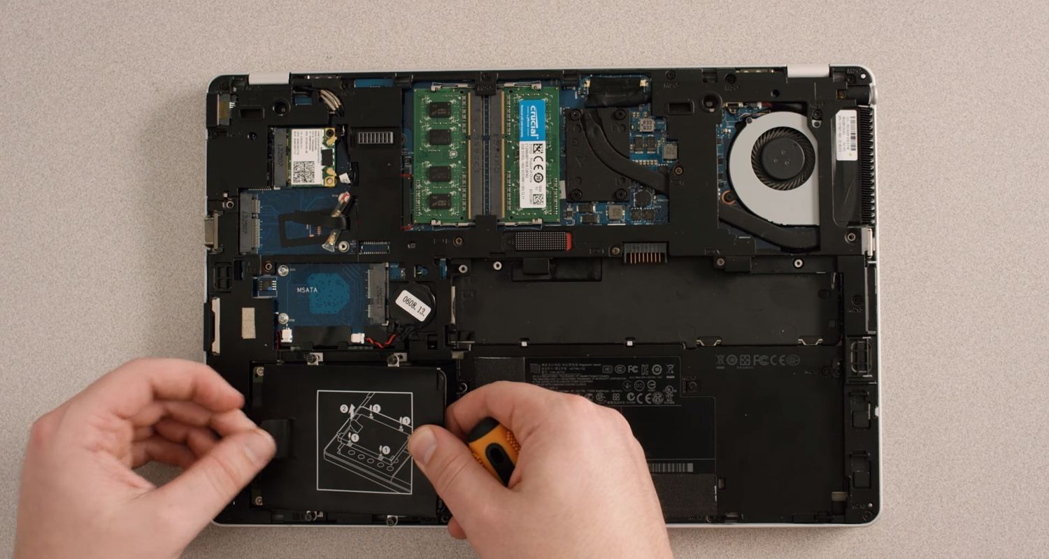 Cómo desmontar y rearmar una computadora portátil | Crucial MX