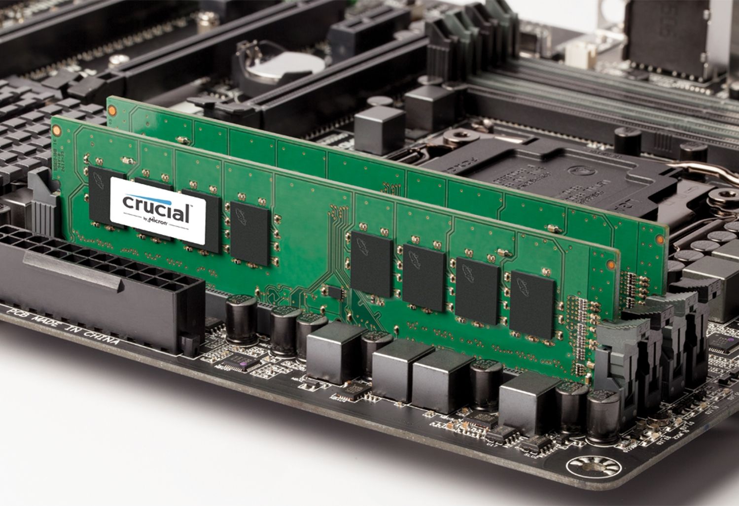 Dos módulos de memoria RAM Crucial colocados en una motherboard