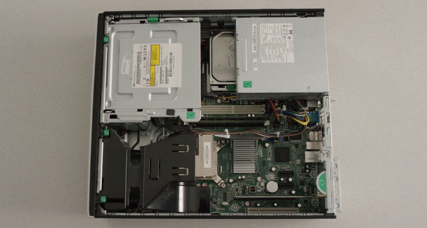 Interior de una PC de escritorio con la carcasa quitada