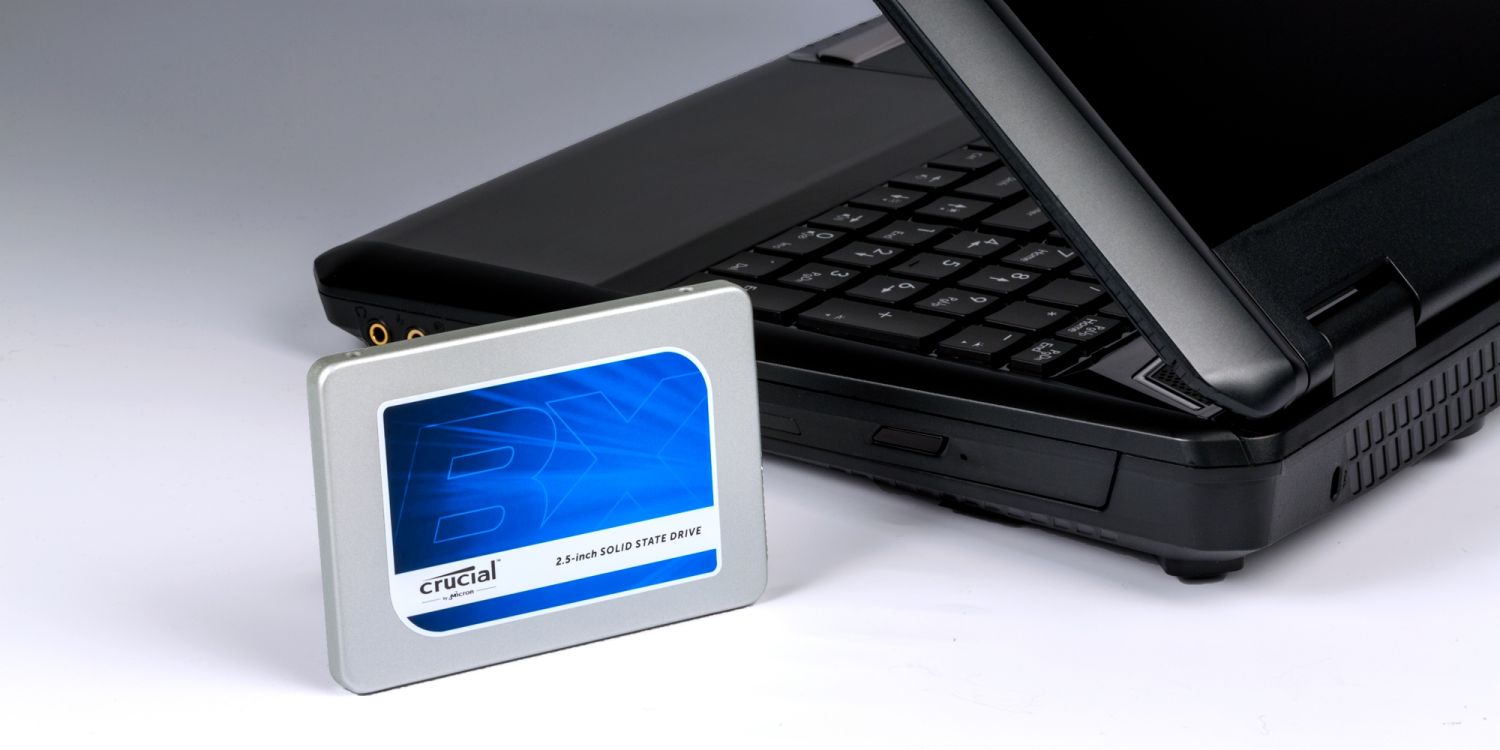 Una unidad SSD Crucial y una computadora portátil. 