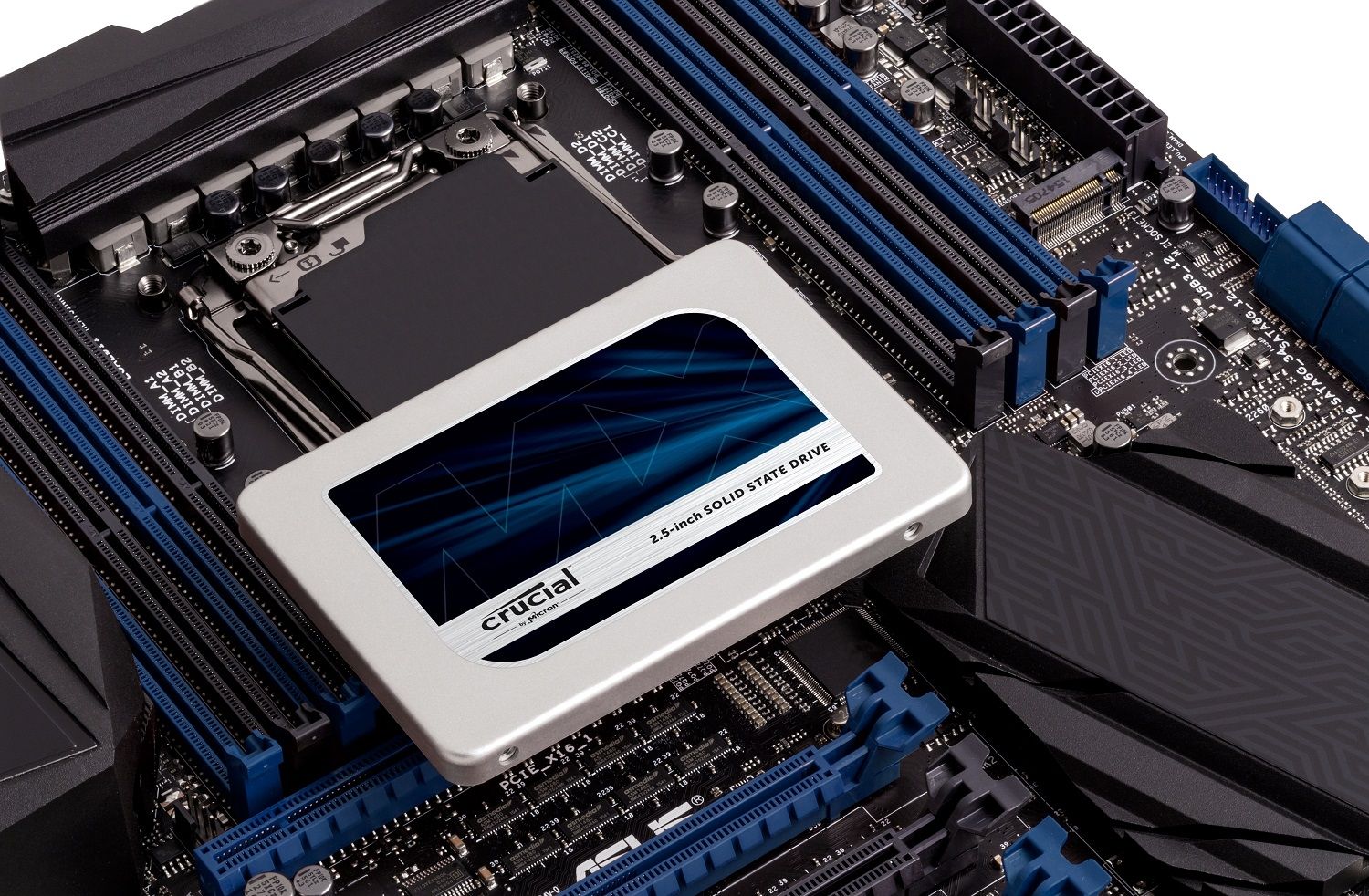 Una SSD Crucial ubicada en la parte superior de una motherboard