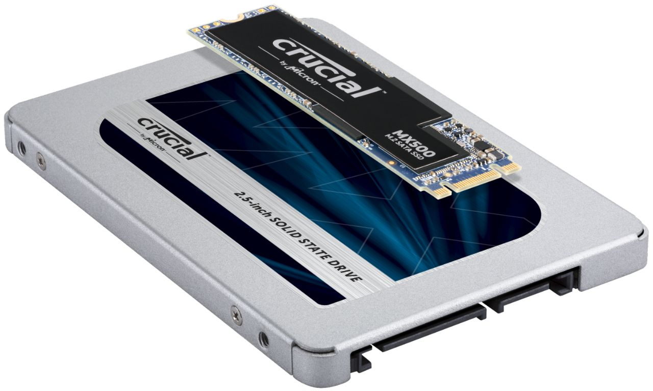 Dos módulos de memoria RAM Crucial uno sobre otro para indicar la diferencia potencial en forma y tamaño de los módulos SSD