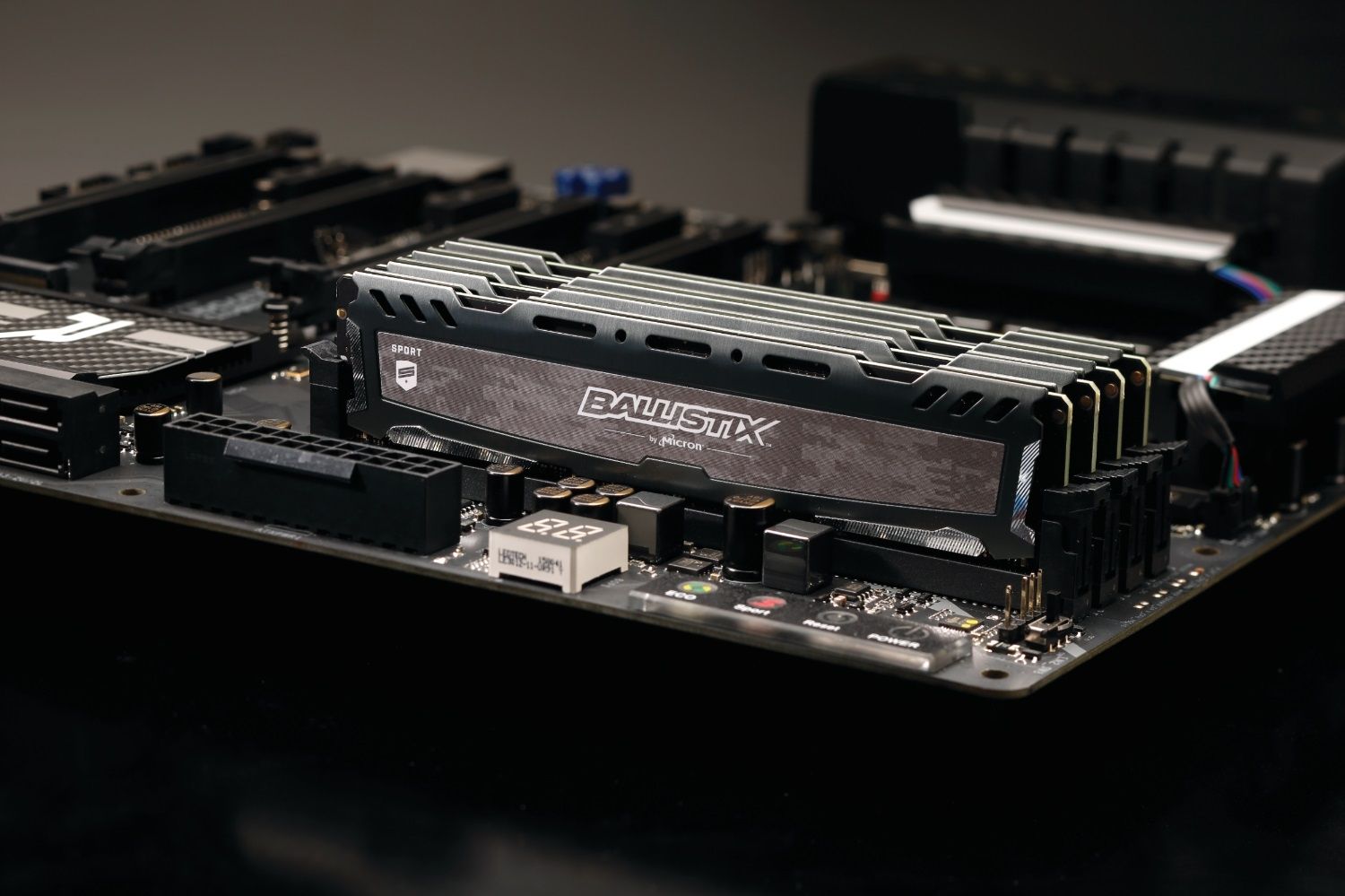 Memoria Ballistix instalada en una motherboard abierta