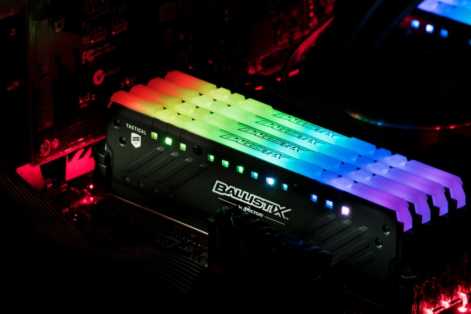 Memoria para juegos Tactical tracer con LED arcoíris instalada en una motherboard abierta
