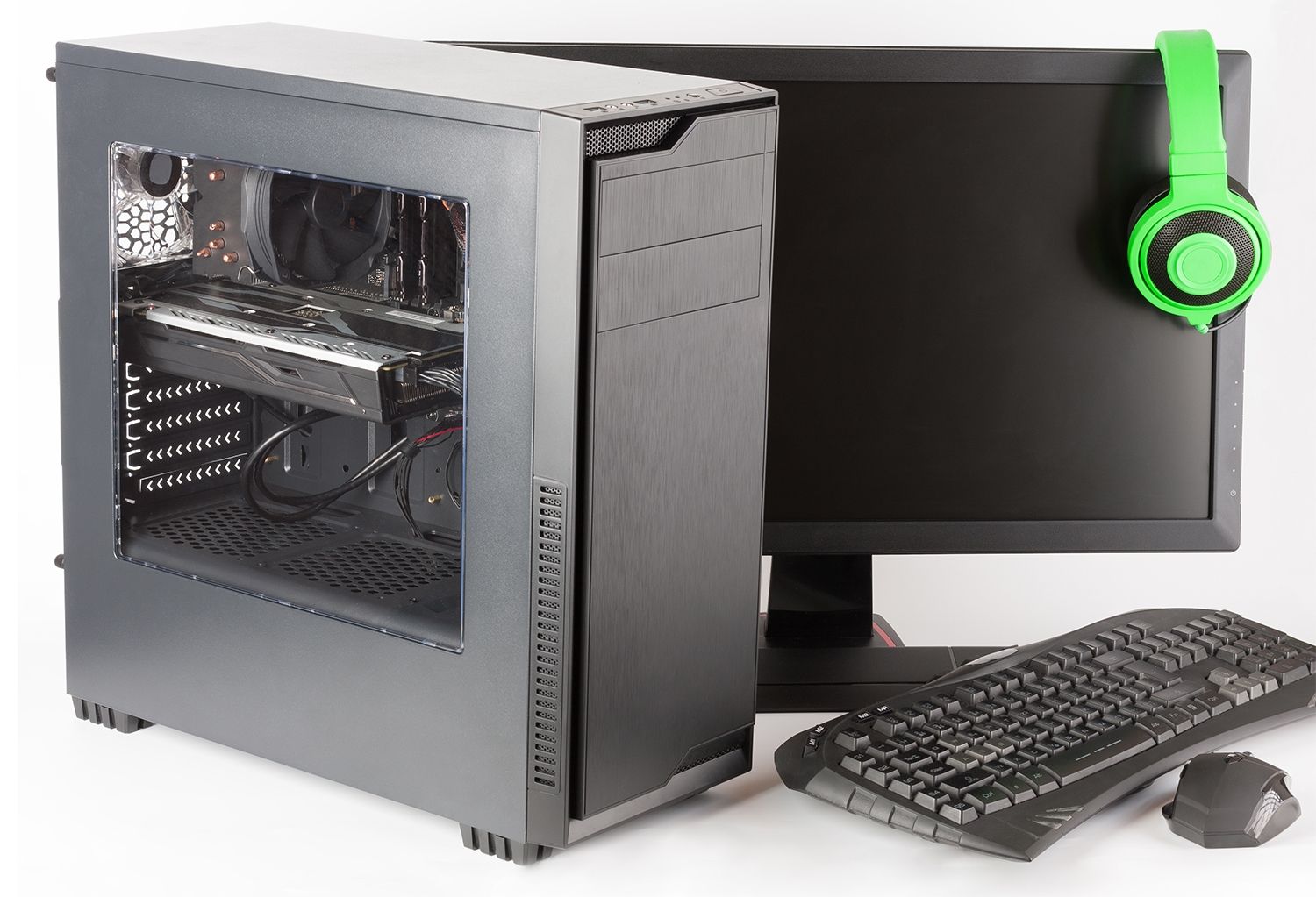 Computadora de juego con el monitor, el teclado, el mouse de juego y los auriculares
