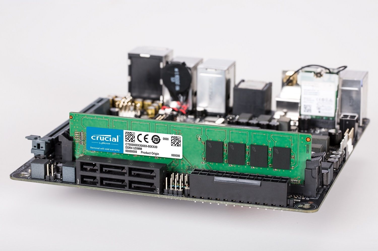 Un módulo de memoria RAM UDIMM DDR4 Crucial colocado en una motherboard de PC