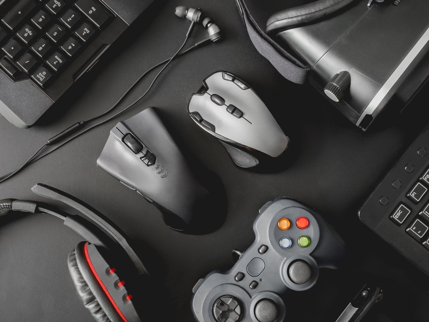 Los periféricos de una configuración de PC de juego incluyen un mouse, un teclado, auriculares de juego, controladores de juego y un casco de realidad virtual