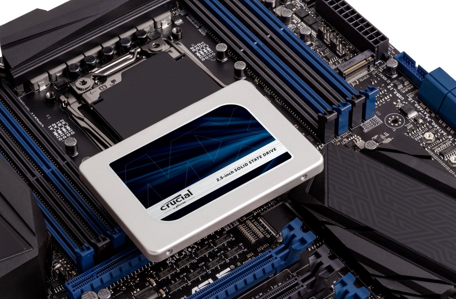 Una SSD Crucial en una motherboard de computadora abierta mostrando cómo puede actualizar su disco de almacenamiento en una computadora antigua