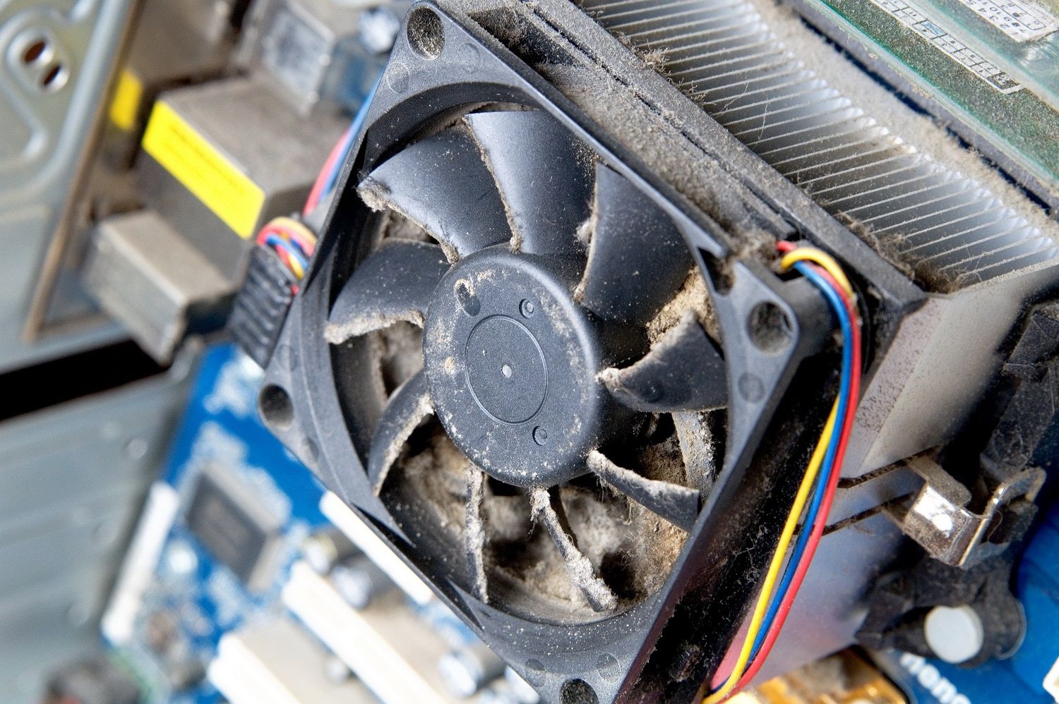 Un ventilador de computadora sucio y polvoriento