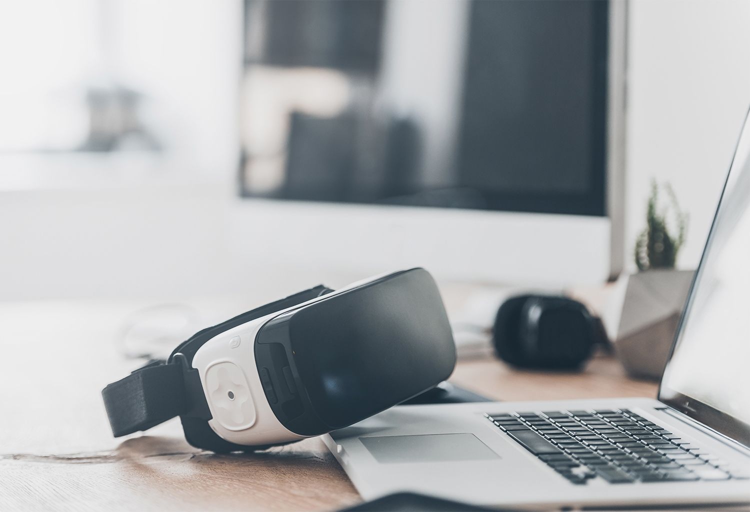 Computadora Mac con auricular de realidad virtual.