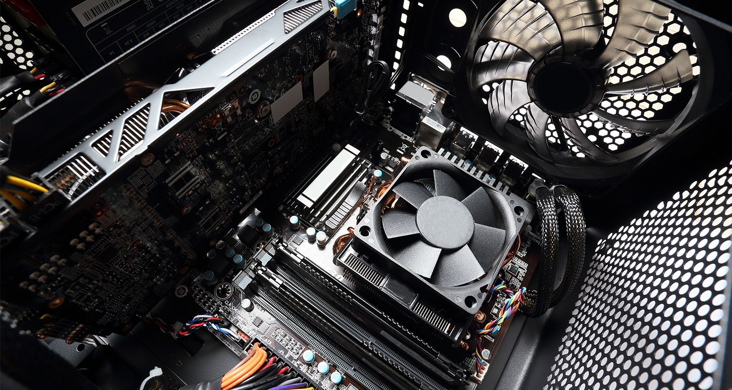 El interior de una computadora, incluido el ventilador.